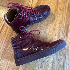 John Fluevog size 7 Leon in Wine colour high top patent sneakers